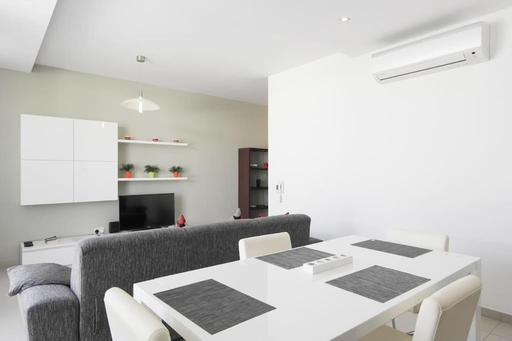 Modern Luxury Penthouse In Perfect Sliema Location 아파트 외부 사진